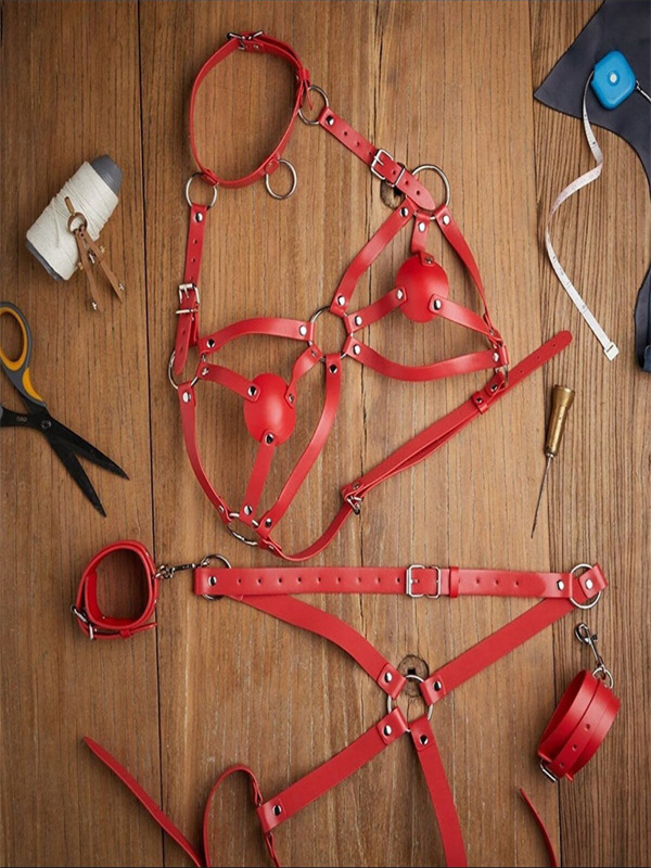 Censan Kırmızı Deri Harness Kalp Detaylı Boyunluklu Hard Bileklikli Ultra Fantezi Kostüm